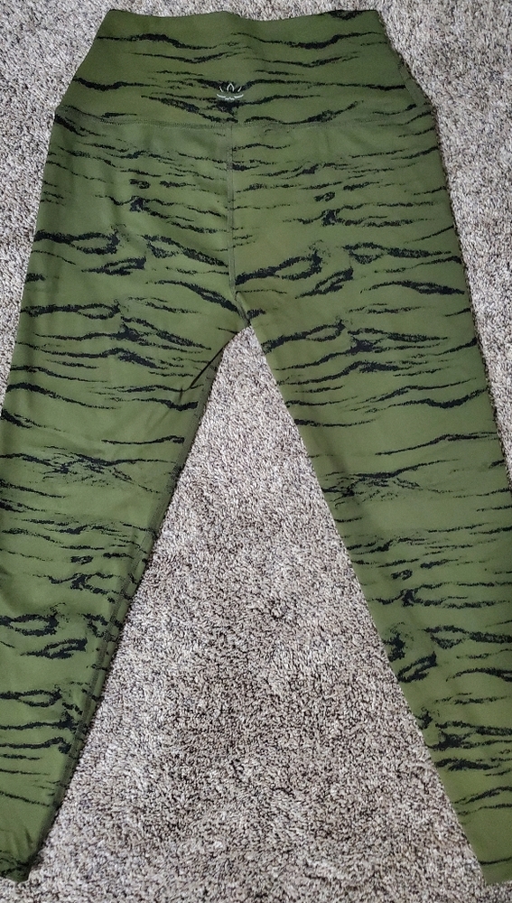 Beyond Yoga green stripped legging in size large